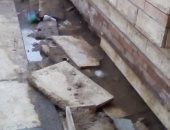 "سيبها علينا".. شكوى من انتشار مياه أسفل عقار بشارع فيصل الرئيسى