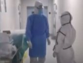 الأحضان ممنوعة..لقاء مؤثر بين ممرضة صينية وزوجها تقابلا صدفة فى مستشفى..فيديو