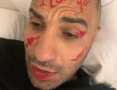 هنا الزاهد بتلعب فى وش أحمد فهمى بالروج.. ويعلق: ربنا يسامحك