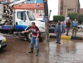 صور.. الدفع بـ45 سيارة لرفع تراكمات مياه الأمطار بشوارع القليوبية