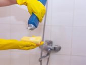 8 نصائح تسهل مهمة تنظيف الحمام وتحميكى من تأثير المنظفات