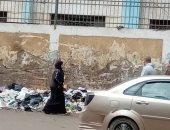 قارئ يناشد المسؤولين في الجيزة برفع القمامة من حول مدرسة نجيب محفوظ