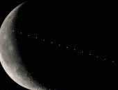 صورة مذهلة للحظة مرور محطة الفضاء الدولية أمام القمر