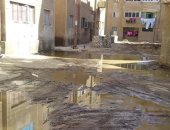 "سيبها علينا".. أهالى قرية النزل بأدفو يشكون من مياه الصرف واختلاطها بالكهرباء