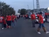 فيديو.. أجواء احتفالية بين جماهير القطبين خارج أسوار محمد بن زايد قبل السوبر