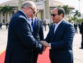 الرئيس السيسي يودع نظيره البيلاروسى بمطار القاهرة