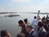 صور.. محافظ المنيا يتابع أعمال سحب باخرة سياحية بعد شحوطها بنهر النيل