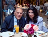 منى الشاذلى تتناول العشاء مع السير مجدى يعقوب فى دبى.. صور