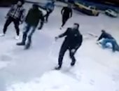 شاهد بلطجية يعتدون على شخص فى الإسكندرية بعد إلقائه من البلكونة