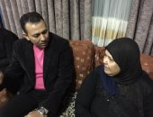 والدة شاب قتله مدمنون في عين شمس تطالب: ما حدش يبيع مخدرات هنا.. فيديو