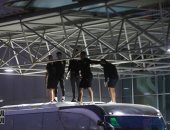 صور وفيديو.. لاعبو الزمالك يعتلون الأتوبيس.. والجماهير ترد التحية بالتصفيق