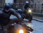 Batman طلع فشنك.. حامي جوثام يسقط من على دراجته النارية بالتدريبات..فيديو