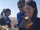 مصر للطيران تحتفل بركاب أول رحلة بين شرم والأقصر بالورود والشيكولاتة