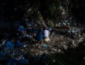 أوضاع مأساوية بمخيم موريا للمهاجرين فى اليونان والأطفال يأكلون من القمامة