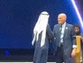 فيديو.. سقوط مجدى يعقوب أثناء تكريمه فى دبى ومحمد بن راشد يساعده على النهوض