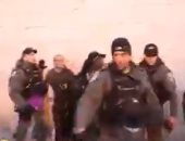 جنود الاحتلال يلاحقون مسنة توزع الحلوى على المصلين فى المسجد الأقصى.. فيديو