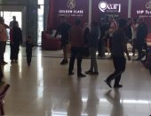 صور وفيديو.. بعثة الزمالك فى مطار أبو ظبى والكأس بأحضان محمد حسن 