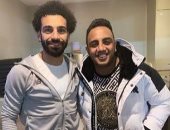 أوس أوس يتحدث عن علاقته مع محمد صلاح فى صحيفة إنجليزية.. صور