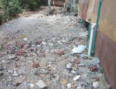 سيبها علينا.. شكوى من انتشار القمامة ومخالفات البناء خلف قصر ثقافة بنها