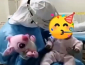 أصغر الناجين من كورونا طفلة 3 أشهر تغادر المستشفى بعد الشفاء بالصين..فيديو