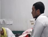 ممرض بدرجة منشد.. محمود معتمد ينشد للمرضى أثناء علاجهم فى الزقازيق.. فيديو