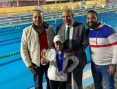 قارئ يشارك بصورة ابنته بعد حصولها على أفضل سباحة فى بطولة المنطقة ببورسعيد