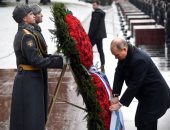 الرئيس الروسى يضع الزهور على قبر الجندى المجهول
