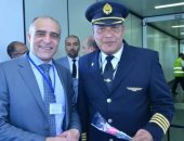 مصر للطيران تحتفل بوصول طائراتها الجديدة للمغرب بالورود والشيكولاتة.. صور
