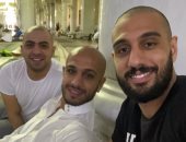 صور.. الجباس والشناوى يؤديان مناسك العمرة