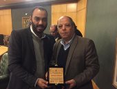 "الصحفيين" تكرم سعيد الشحات لمشاركته فى تحكيم جوائز الصحافة المصرية