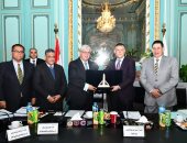 رئيس جامعة عين شمس يكرم نائب وزير التعليم العالى