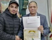 محافظ الشرقية يكرم عمر خالد لاعب المنتخب الوطنى لكرة اليد لفوزه ببطولة العالم