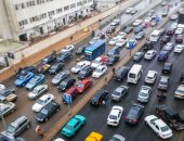 فيديو.. الانتظار الخاطئ لسيارات الميكروباص يعطل حركة المرور بشارع فيصل