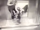 كلب يهاجم طفلا بشراسة خلال دخوله "أسانسير" في البرازيل.. فيديو