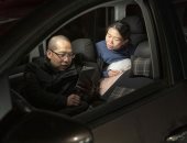 زوجان ينامان ٢٩ ليلة فى سيارتهما لرعاية مصابى كورونا فى الصين..صور 