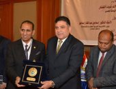 صور.. رئيس جامعة أسوان يكرم ضيوف المؤتمر الدولى للتنوع البيولوجى  