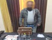 مقتل عنصر إجرامي وضبط قنبلة وأسلحة وذخيرة في قنا