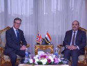وزير الطيران يستقبل سفير بريطانيا بالقاهرة لبحث سبل تعزيز التعاون بين الدولتين