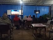 فيديو.. أهالى بنى سويف يتحدون الأمطار ويشاهدون مباراة القمة على المقاهى