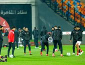 لاعبو الأهلى يجرون عمليات الإحماء