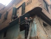 لجنة هندسية لمعاينة عقار بالزقازيق بعد انهيار شرفته