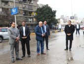 محافظ الجيزة يشدد على رؤساء الأحياء والمراكز عدم مغادرة الشوارع قبل رفع التراكمات