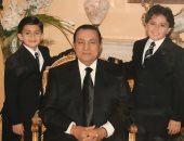 لقاء الأحبة وسنوات الحزن.. مبارك يلتقى حفيده الراحل "محمد" بعد 11 عاما