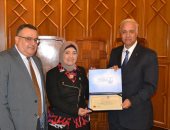 رئيس جامعة الإسكندرية يكرم دكتورة لاختيارها ضمن أكثر 10 سيدات إلهاماً بمصر