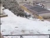 الثلوج تغطى المنازل والأشجار ببلدة الطيبة جنوب الأردن.. فيديو