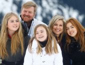 ملك هولندا وعائلته على الجليد في جبال الألب
