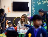 صور.. استقبال حافل لميلانيا ترامب أثناء زيارتها لأحد المدارس بالهند