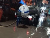 صور.. رئيس مدينة شبين القناطر يرفع تراكمات مياه الأمطار من الشوارع 