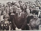 حسنى مبارك يتوسط عمالقة الفن فى صورة نادرة من ثمانينيات القرن الماضى