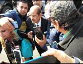 شاهد ماذا فعل المشاركون فى جنازة مبارك مع فريد الديب